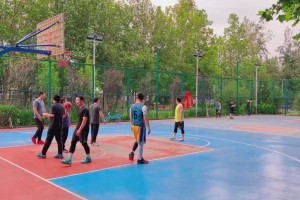 野球场小伙不运球离谱走步 网友：再走就去洛杉矶了🤣🤣🤣