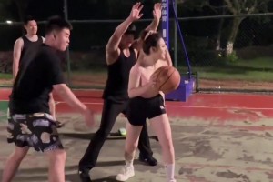 小姐姐野球场和一群壮汉抢篮板，这算不算垫脚犯规？🤔🤔🤔